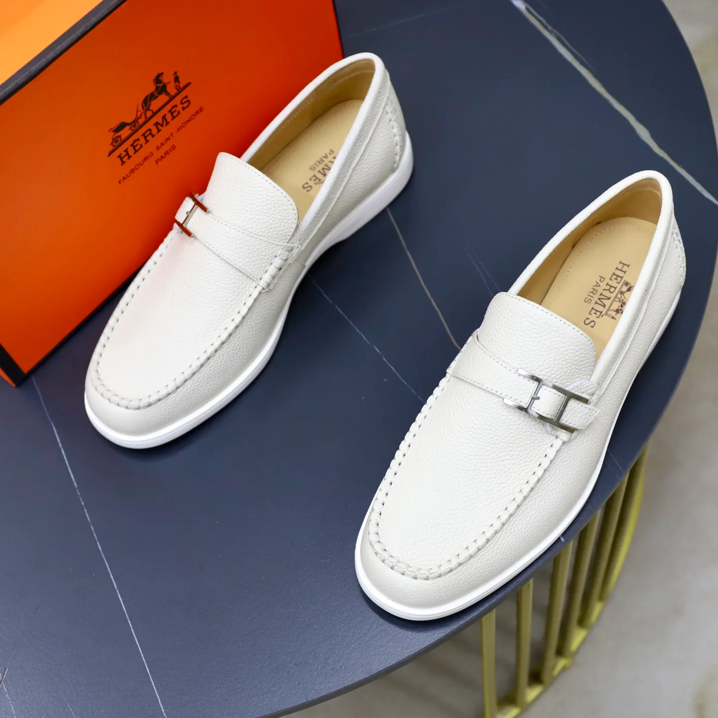 Ex-factory price: 560💰Hermès/Hermès slip-on men's shoes. This shoe is made of imported pebbled cowhide. It has simple and smooth lines and is combined with aerodynamically designed 3CM rubber foam ultra-light soles! Youthful and fashionable, classic H-shaped hardware buckle decoration, calf lining gently wraps the feet, with logo cowhide feet, casual and urban style, highlighting youthful vitality, sports and leisure version, super versatile, code number: 38-39-40-41-42-43-44 standard leather shoe size (45 can be customized but does not support returns)